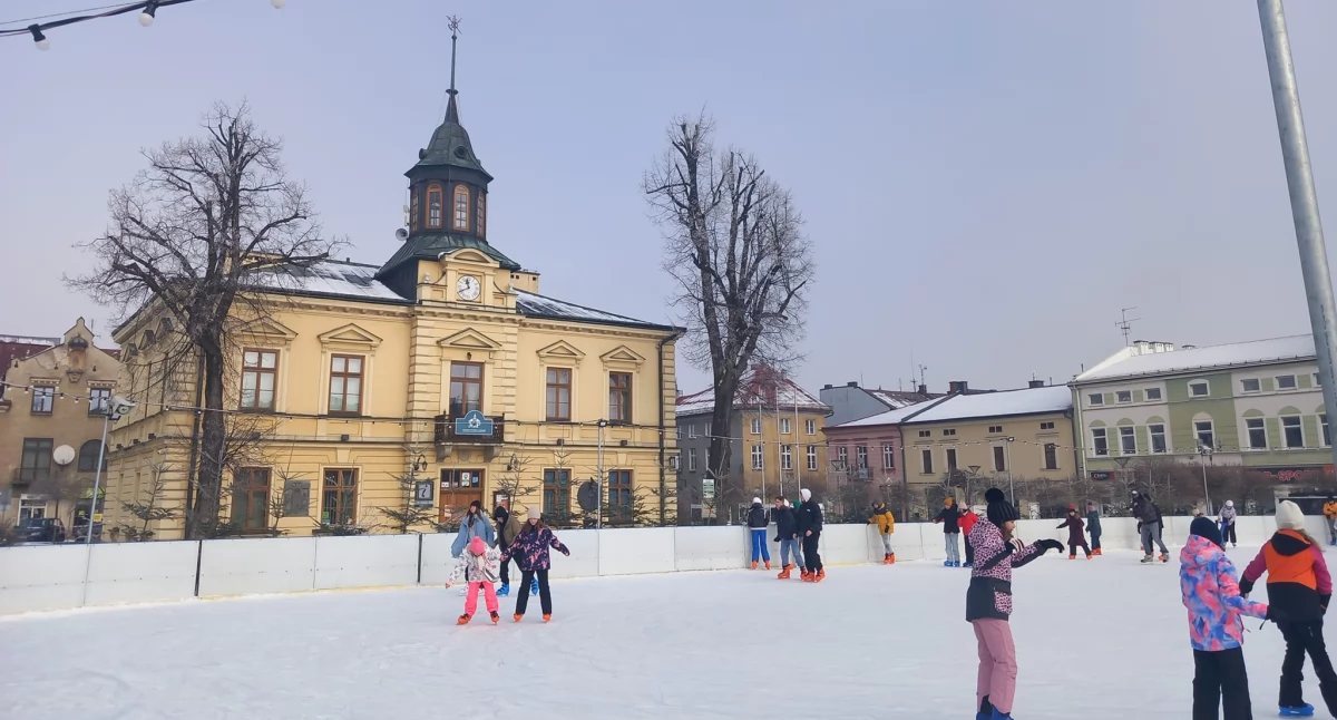 Na nowotarskim Rynku działa mobilne lodowisko