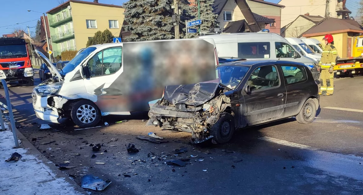 Ulica Świętej Anny zablokowana po zderzeniu samochodów
