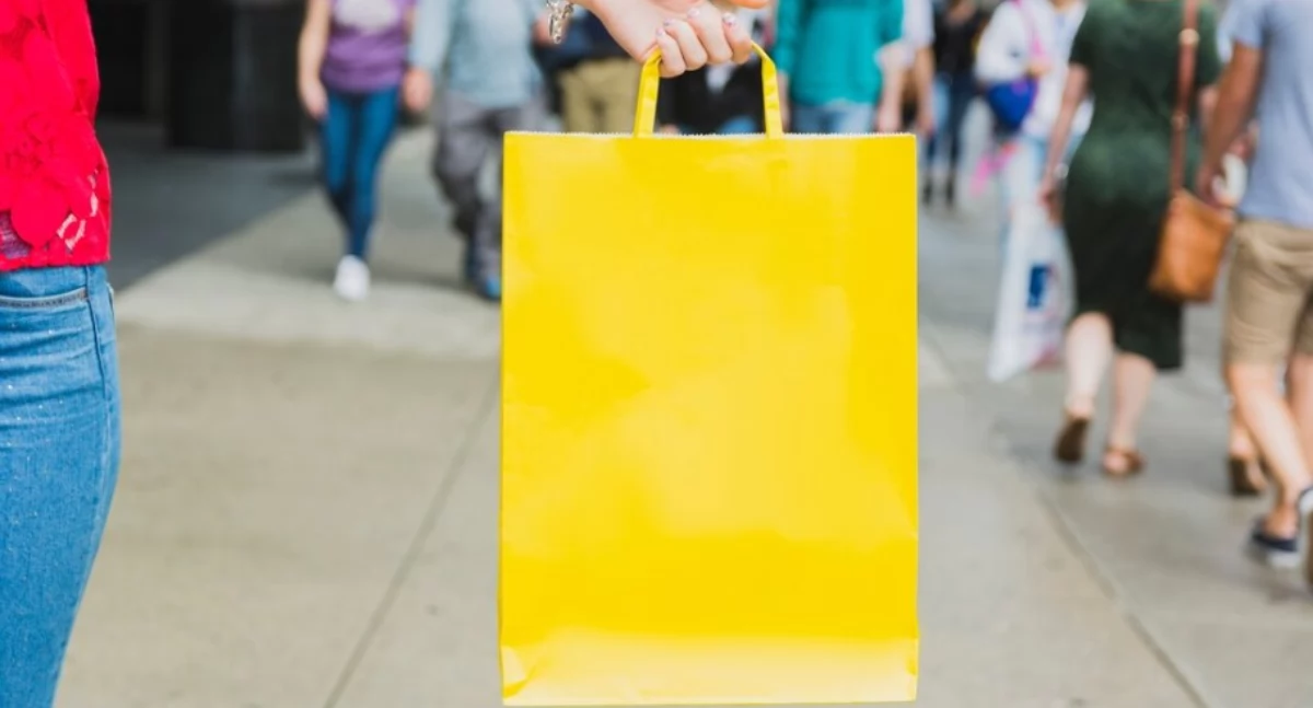 Torby papierowe z nadrukiem na targi i wydarzenia – jakie wzory i rozmiary wybrać?