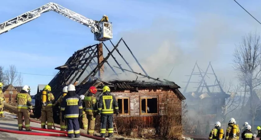 Potężny pożar drewnianego domu w Sierockiem