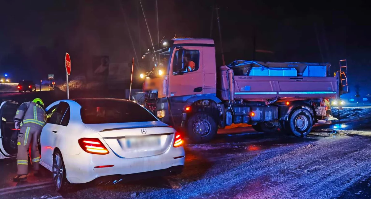 Pługopiaskarka kontra osobówka - nocna kolizja w Waksmundzie