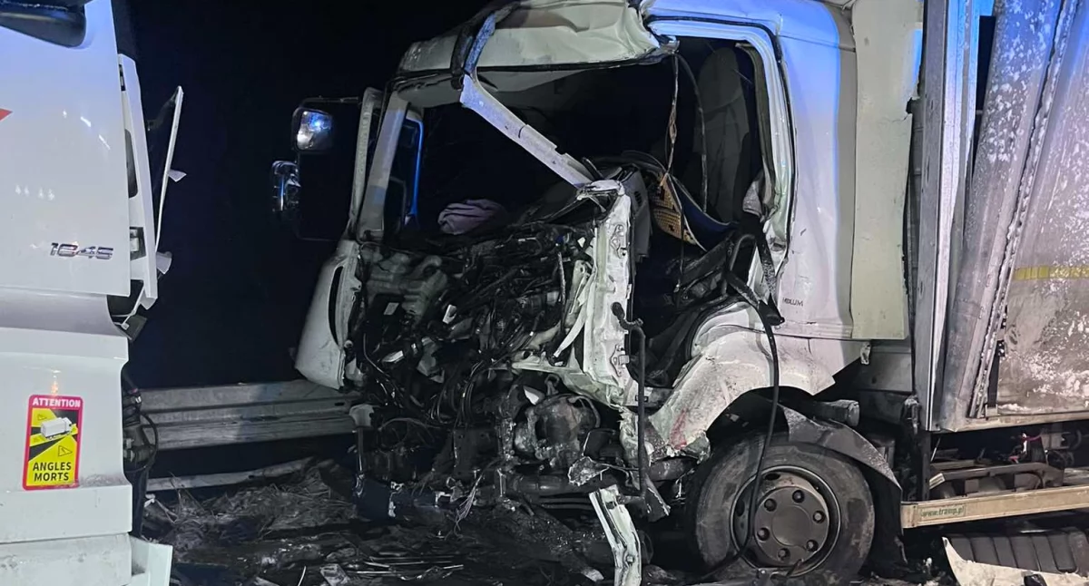 Groźne zderzenie dwóch samochodów ciężarowych - jeden z kierowców w ciężkim stanie