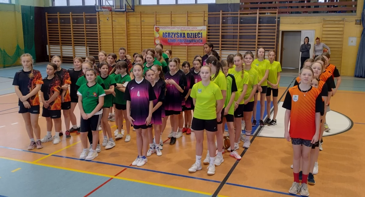 Powiatowe Igrzyska Dzieci w mini-koszykówce dziewcząt 