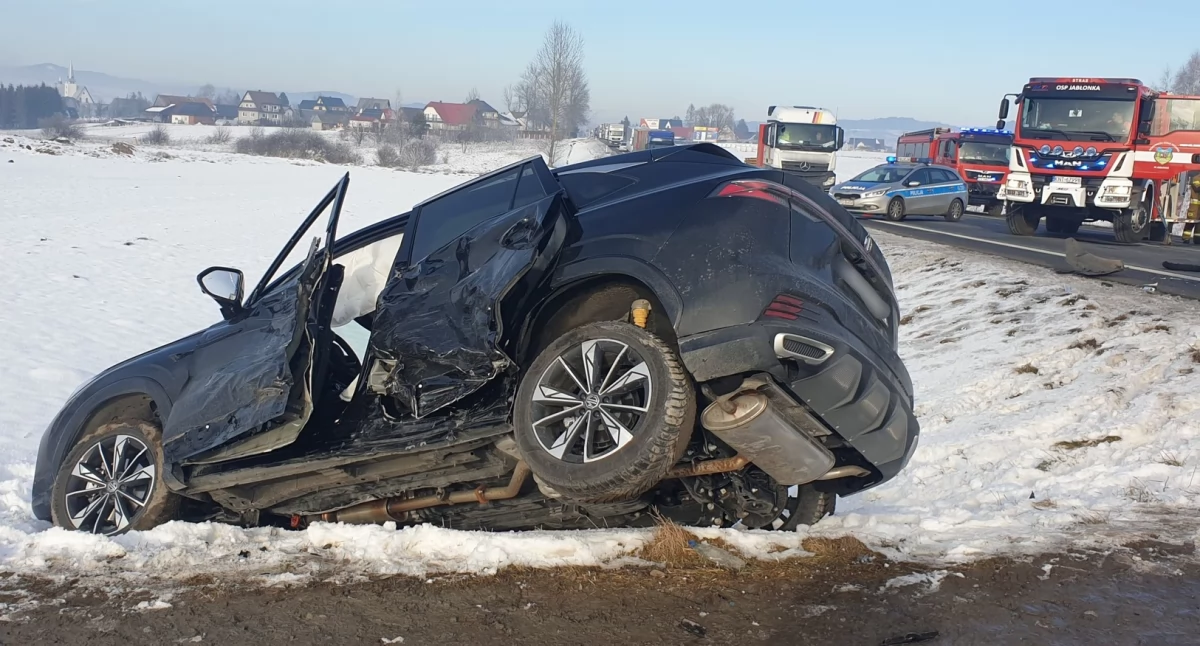 Zderzenie dwóch samochodów na chyżniance w Jabłonce