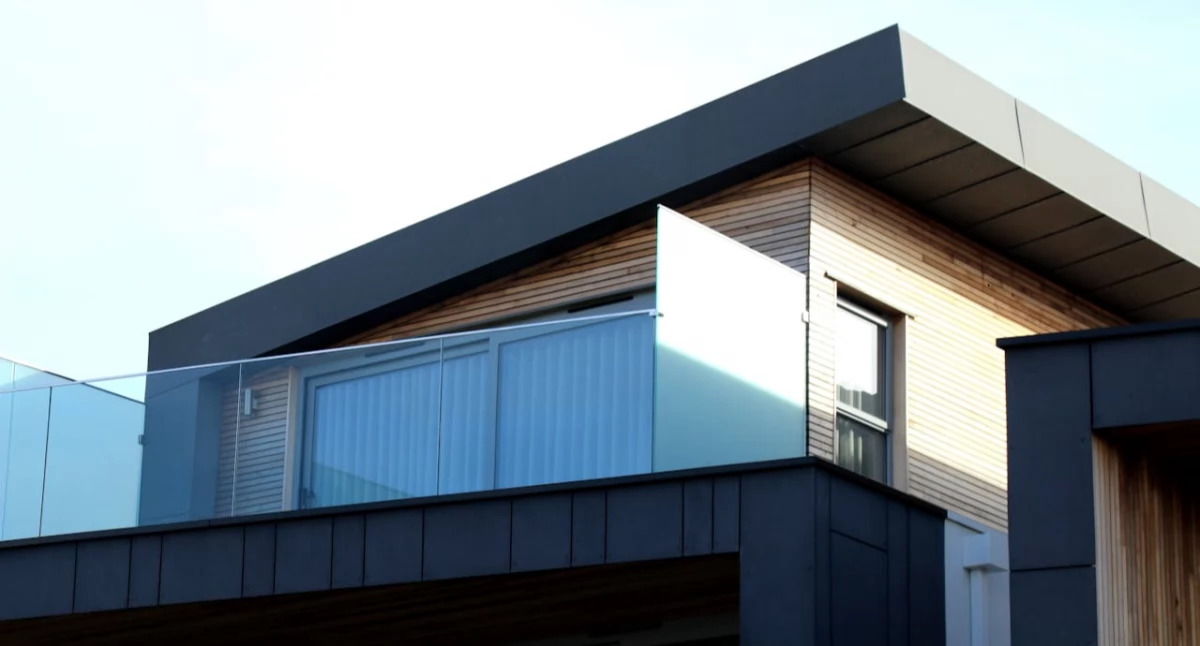 Jak dobrze i skutecznie zabezpieczyć balkon lub taras przed wilgocią?