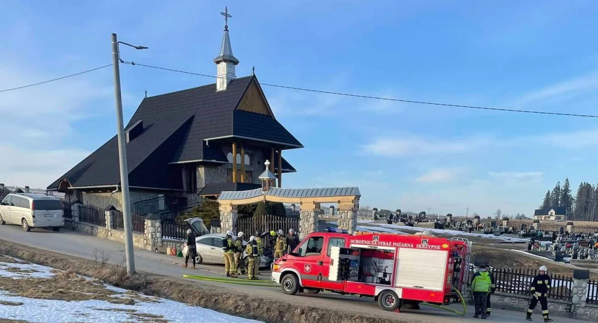 Pożar samochodu osobowego przy cmentarzu w Skrzypnem