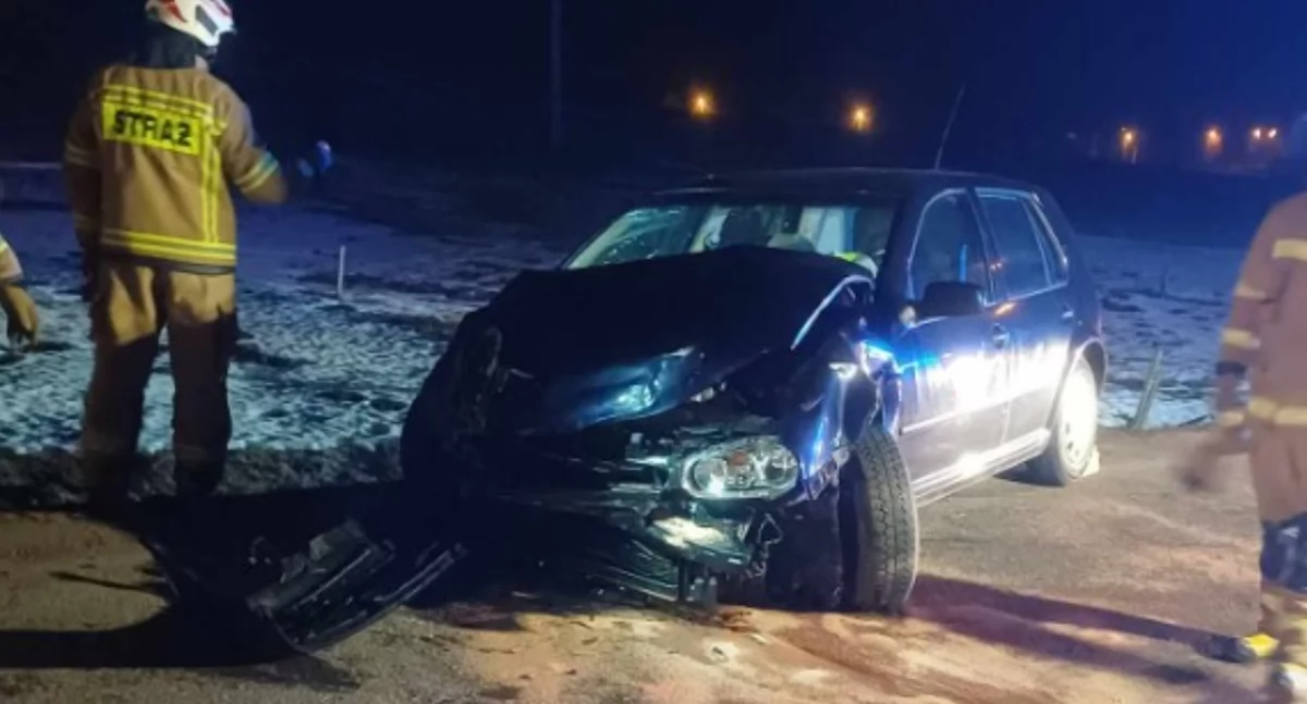 Kierowca porzucił samochód i zbiegł po zderzeniu z drzewem