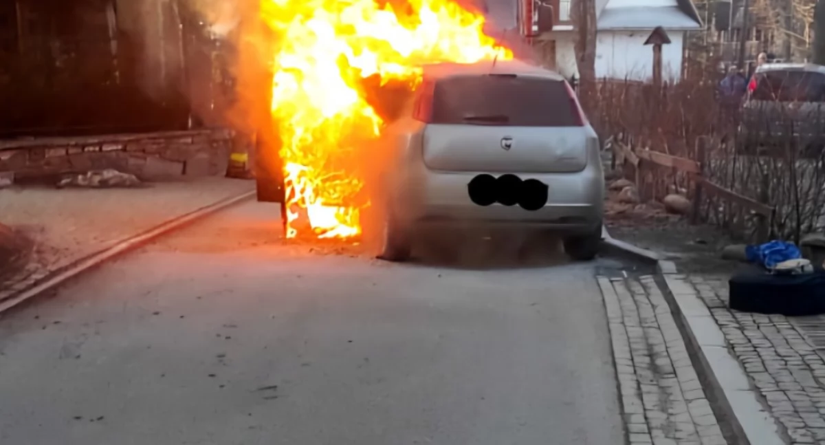 Pożar samochodu na ul. Małe Żywczańskie w Zakopanem