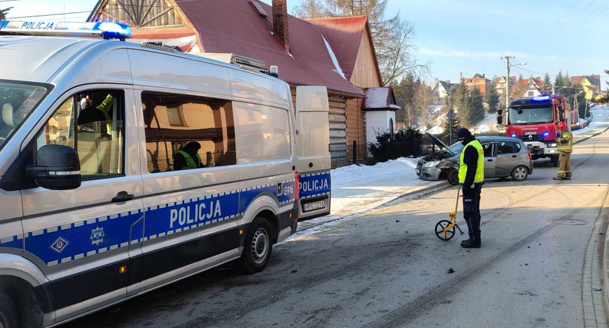 Kolizja dwóch pojazdów w Szaflarach – utrudnienia na drodze