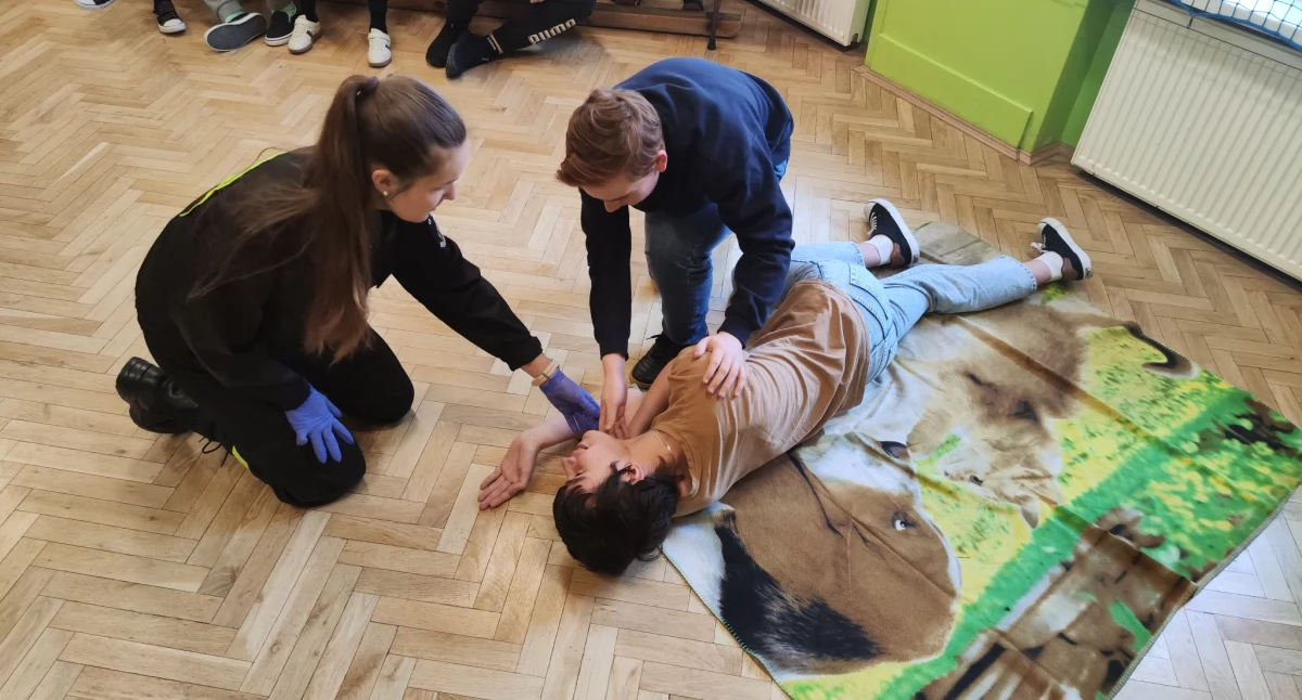 Strażacy z OSP Bielanka edukują najmłodszych - pierwsza pomoc w praktyce 