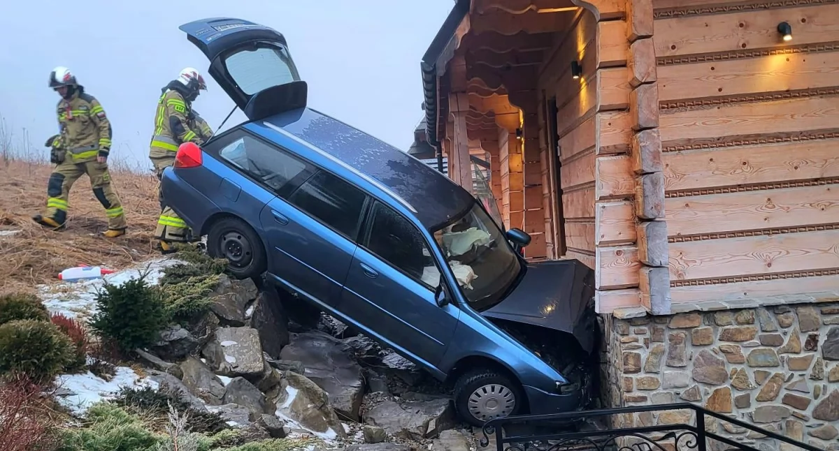 Samochód osobowy uderzył w budynek 