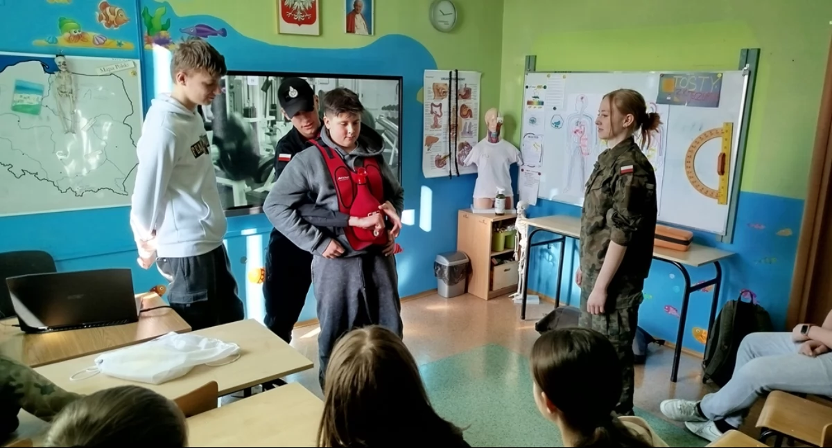 Pierwsza pomoc w wykonaniu kadetów – praktyczne lekcje dla uczniów
