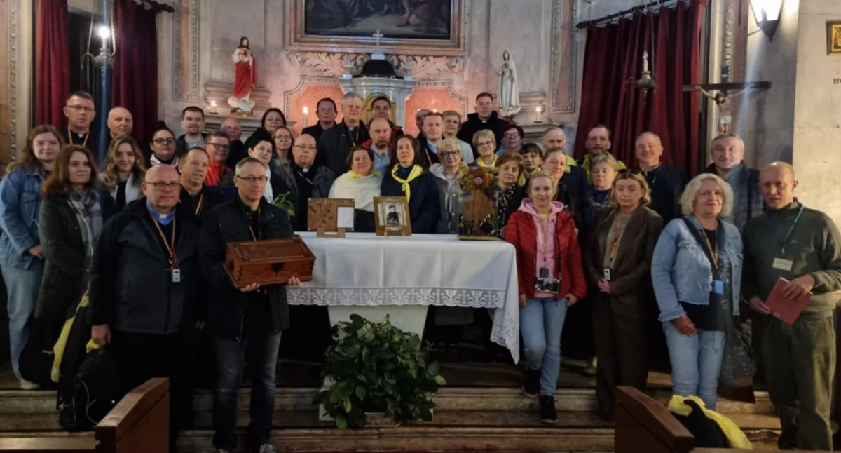 Męski Różaniec Zakopane z Księgą Jednej Intencji na pielgrzymce do Fatimy