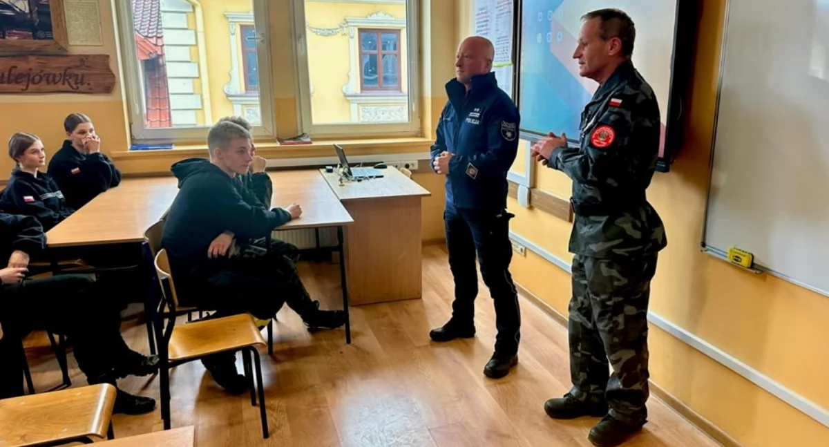 Komendant Powiatowy Policji z wizytą u kadetów PLO