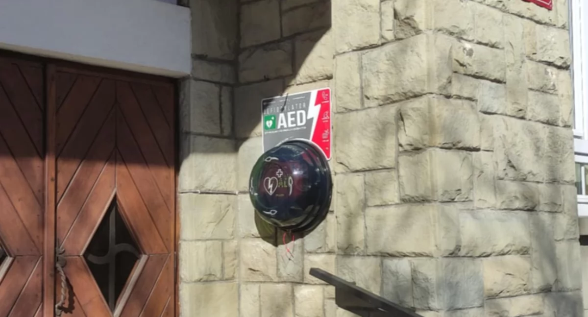 Nowy defibrylator AED przy głównym wejściu do Zespołu Szkół im. Bohaterów Westerplatte w Jabłonce 