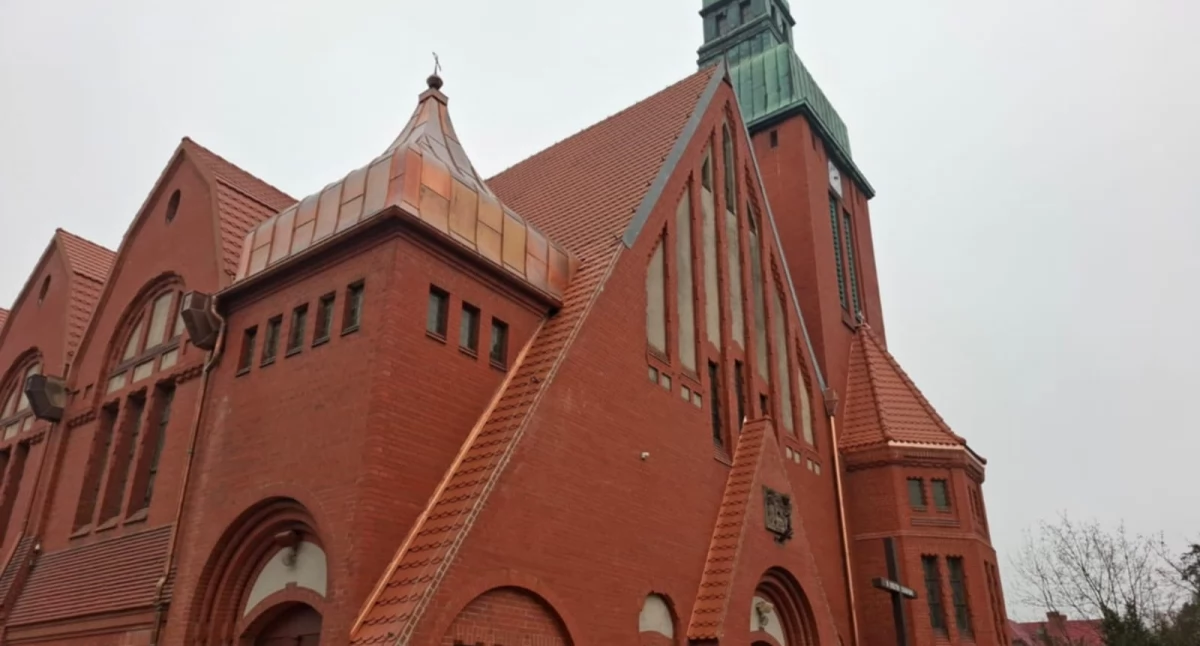 Nowy dach dla zabytkowego kościoła w Obornikach Śląskich – kolejna misja firmy Rob-Gont z Czerwiennego zakończona sukcesem