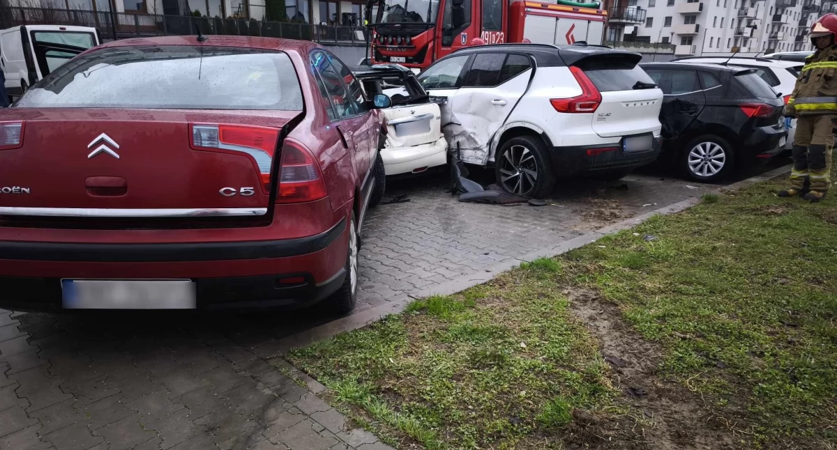 Kierująca straciła panowanie nad pojazdem – uszkodzone cztery samochody