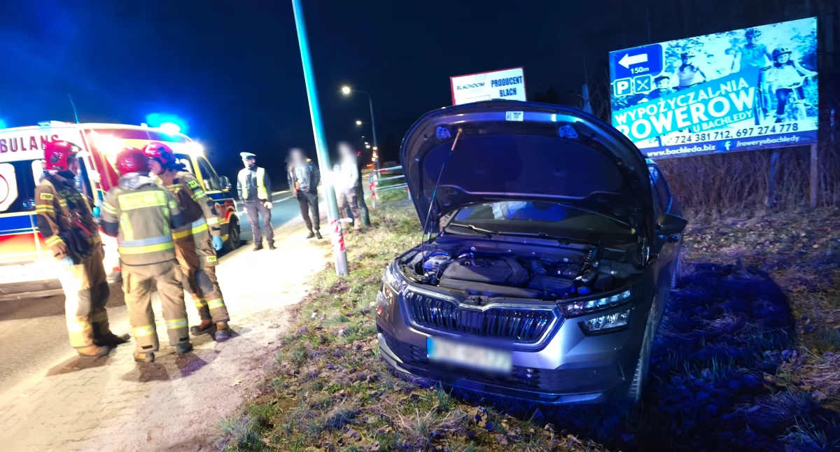 Samochodem w latarnię - kolizja przed ścieżką rowerową w Podczerwonem