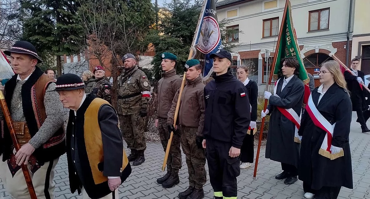 Nowy Targ uczcił rocznice Zbrodni Katyńskiej i katastrofy smoleńskiej – w uroczystościach udział wzięła młodzież z pocztami sztandarowymi