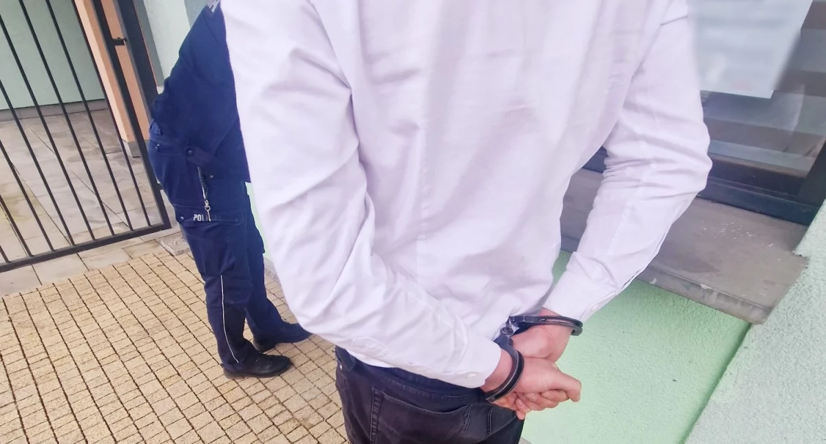 Zakopiańscy dzielnicowi zatrzymali poszukiwanego mężczyznę na Krupówkach