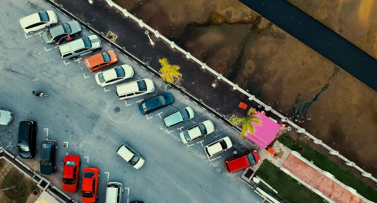 Komfort i wygoda na parkingach przy lotnisku - na co możesz liczyć?