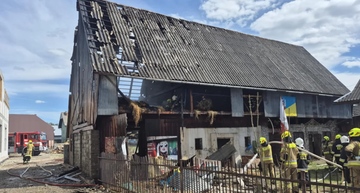 Pożar stodoły w Jabłonce - szybka akcja strażaków zapobiegła tragedii