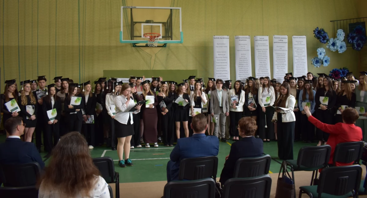 Pożegnanie absolwentów ZSCKR w Nowym Targu – czas wzruszeń, nagród i nowych wyzwań