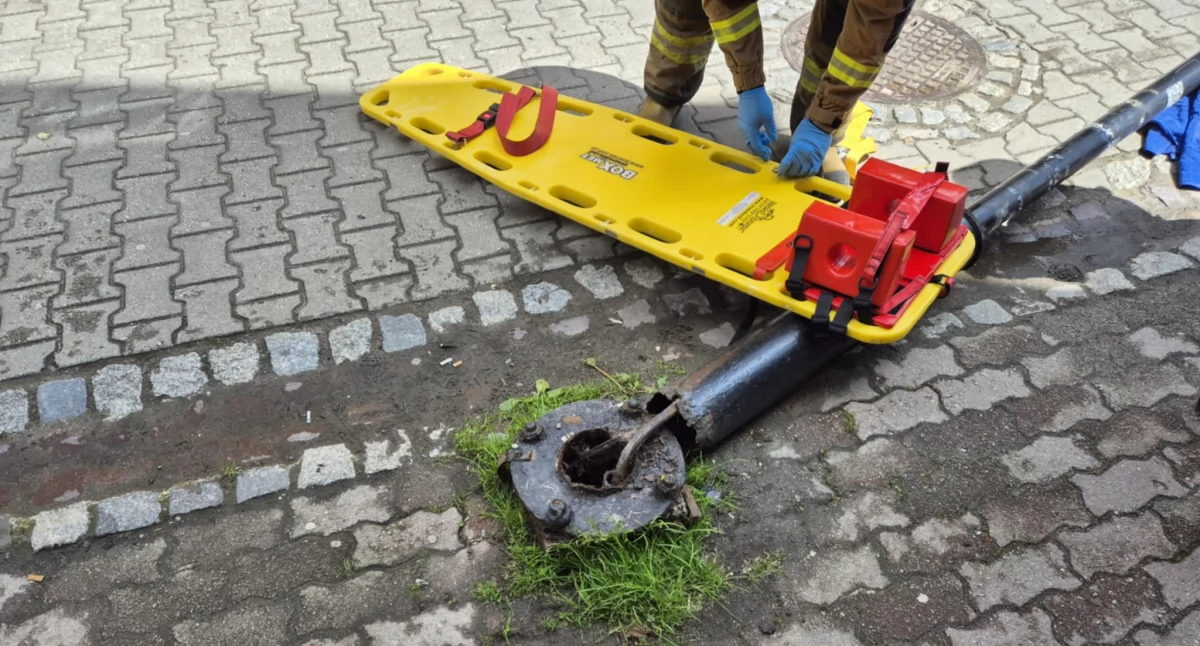 Skorodowana latarnia upadła na przechodniów 