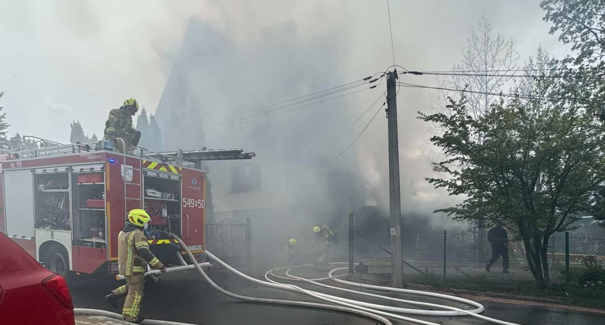 Pożar budynku mieszkalnego na Cyhrli. Na miejscu kilka zastępów straży pożarnej