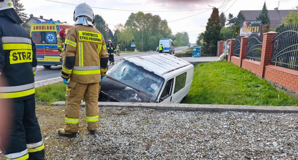 Busem w przepust - dwie osoby zabrane do szpitala