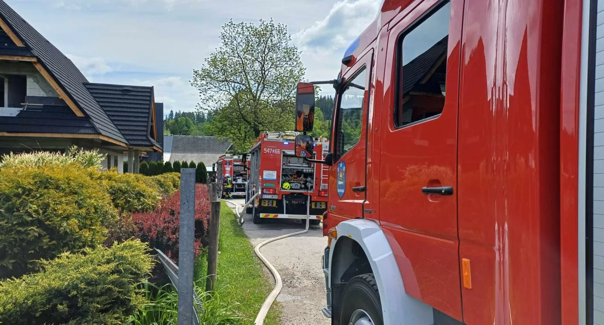 Pożar budynku w Białym Dunajcu - na miejscu kilka jednostek straży pożarnej
