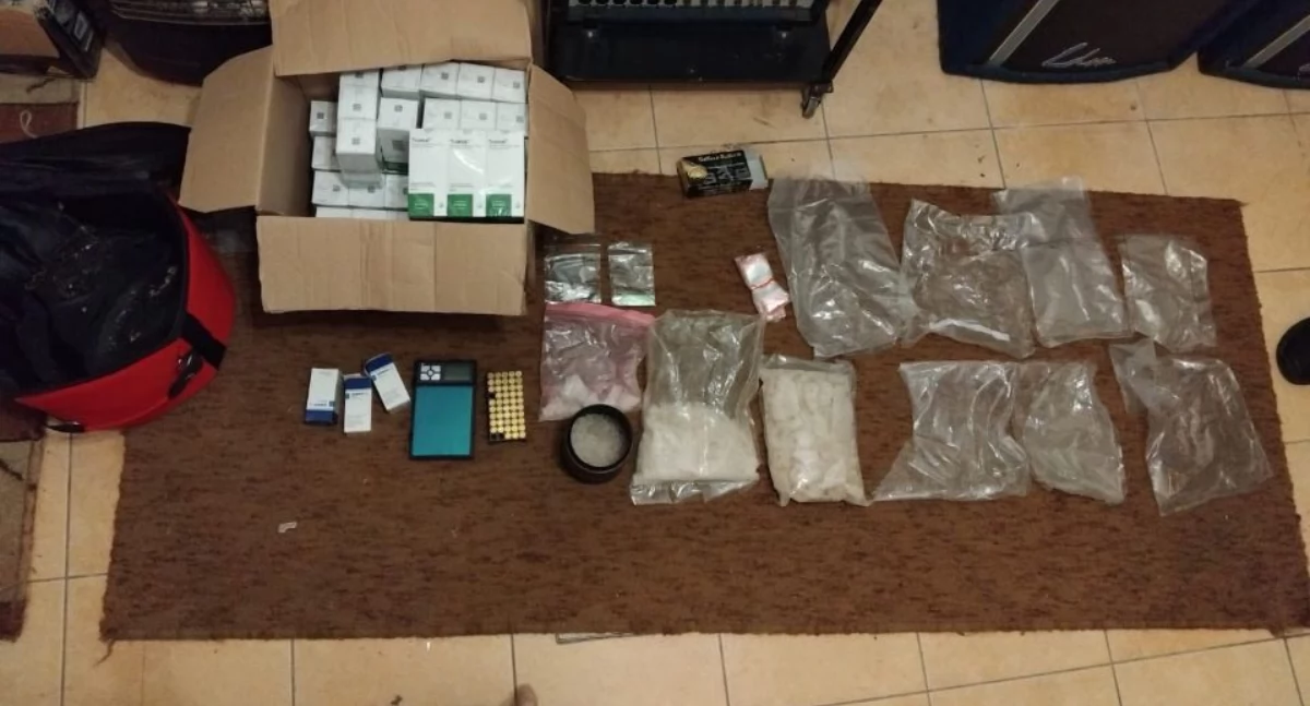 Policjanci zatrzymali dwóch mężczyzn z narkotykami, lekami opioidowymi i amunicją