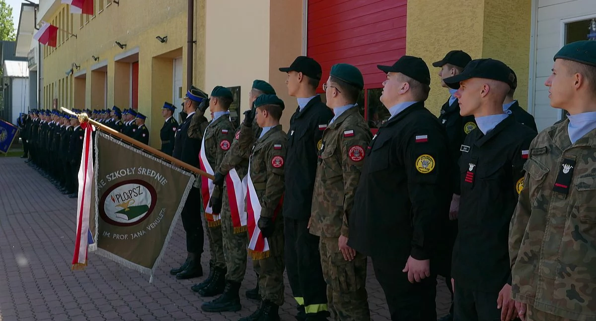Powiatowy Dzień Strażaka w Nowym Targu – uroczystość z udziałem kadetów i gości honorowych