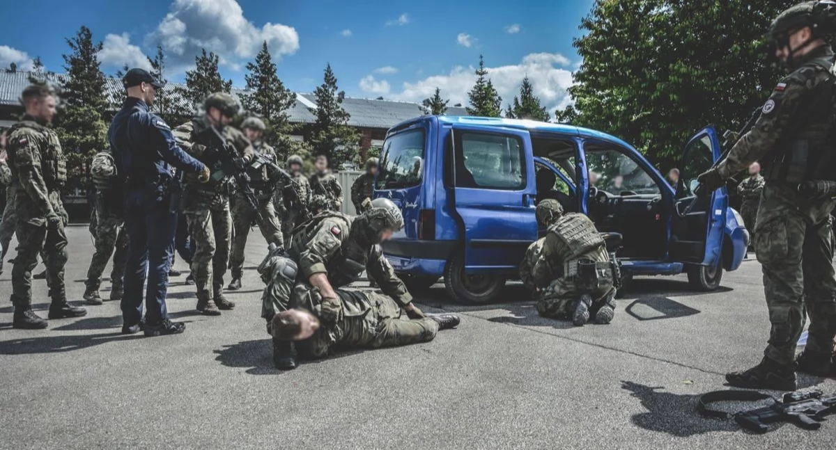 Policjanci i żołnierze ćwiczą współpracę w sytuacjach kryzysowych