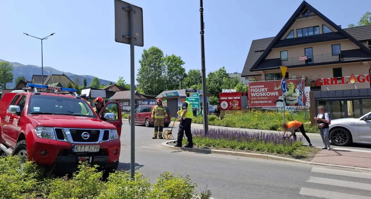  Kobieta potrącona na pasach, strażacy zabezpieczyli miejsce zdarzenia