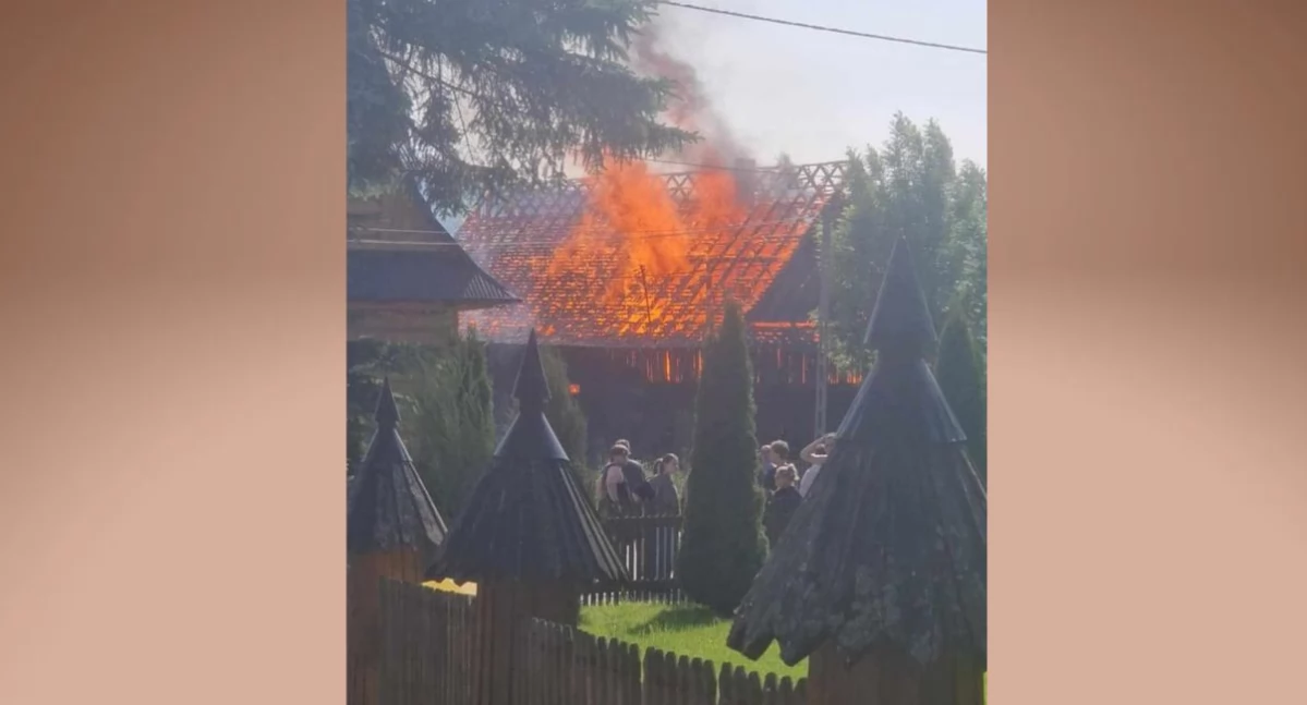 Pożar w Dzianiszu, strażacy walczą z ogniem, aby nie rozprzestrzenił się na kolejne budynki