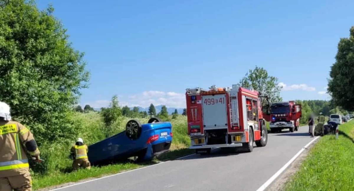Groźne zdarzenie drogowe w Cichem. Samochód i motocykl wylądowały w rowach