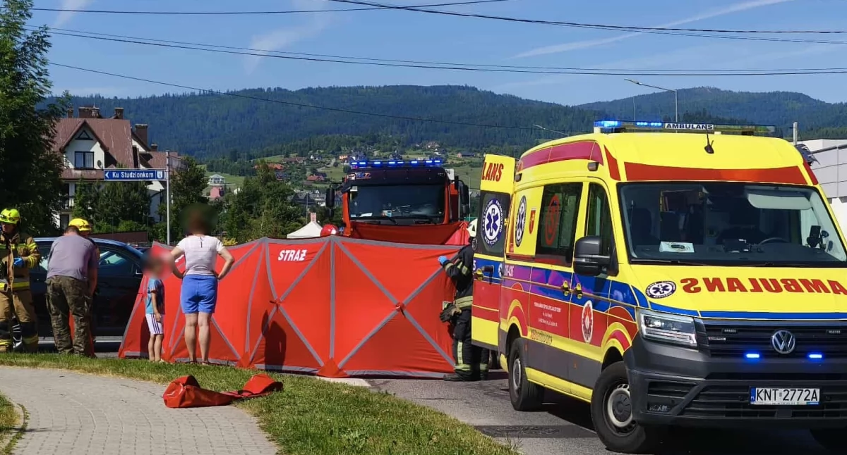 Groźne zderzenie motocykla z samochodem w Nowym Targu. Pasażerka trafiła do szpitala