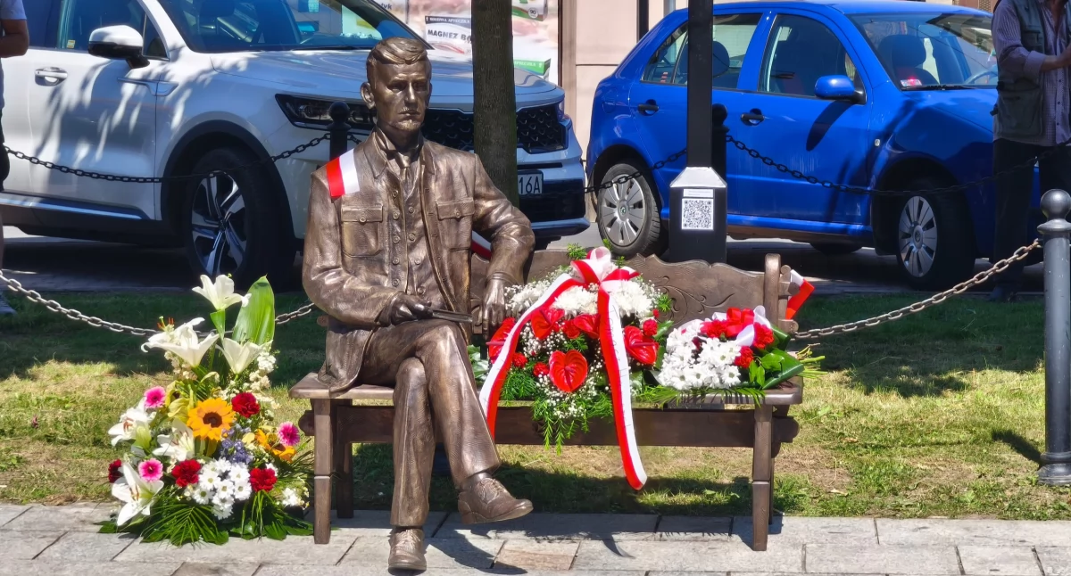 Władysław Orkan na czarnodunajeckim rynku - uroczyście odsłonięto pomnik - ławeczkę jednego z założycieli Związku Podhalan w Polsce