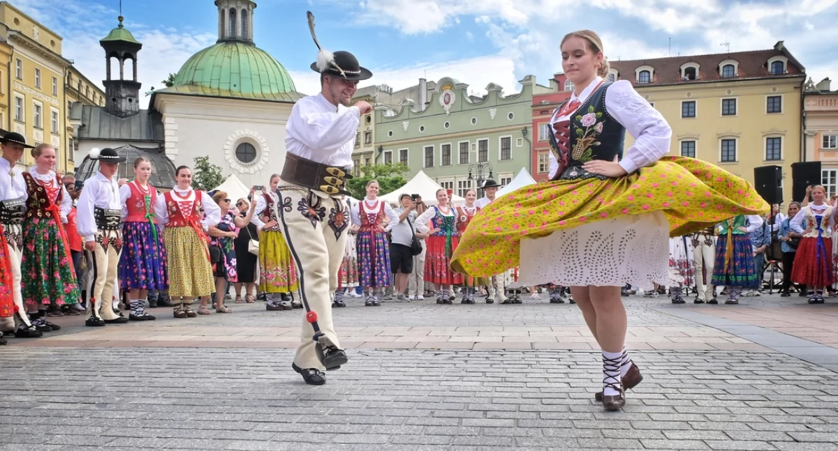 Zakopane promuje się w Krakowie. Tłumy na Rynku, góralska muzyka i zapowiedź wakacyjnych atrakcji pod Tatrami