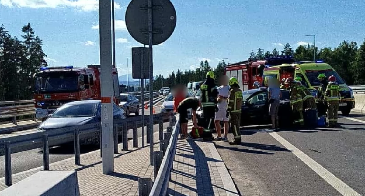 Zderzenie busa z samochodem osobowym na nowej zakopiance. Dwie osoby trafiły do szpitala