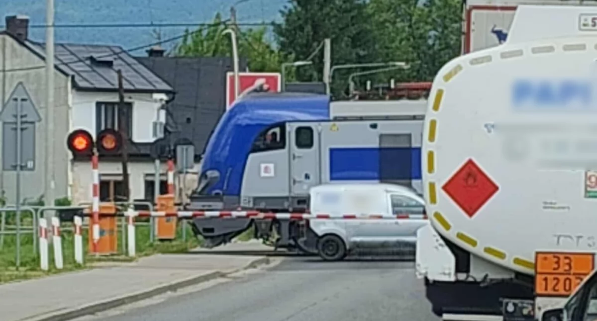 Groźna sytuacja na przejeździe w Nowym Targu - co robić, gdy utkniesz na torach?