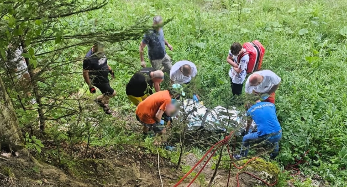 Ratownicy HZS pomogli mężczyźnie na wózku, który spadł z urwiska w Pieninach