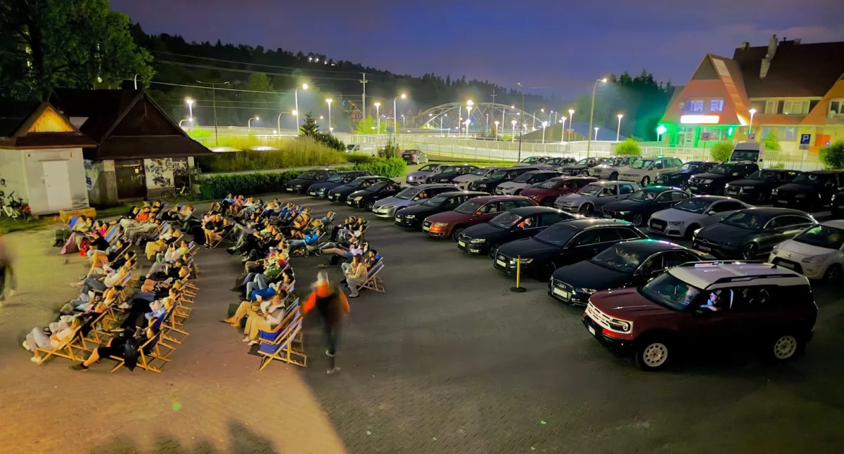 Kino samochodowe w Poroninie przyciągnęło tłumy – kolejne seanse już w lipcu