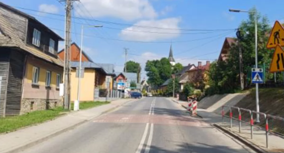Lepsza widoczność i bezpieczeństwo pieszych w Trybszu – zakończono inwestycję przy szkole i kościele