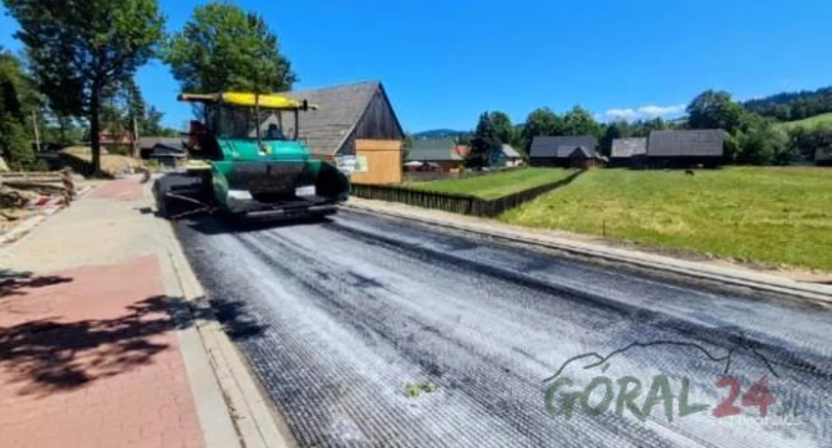 Końcówka prac na drodze powiatowej Ząb–Ciche. Trwa układanie nowej nawierzchni