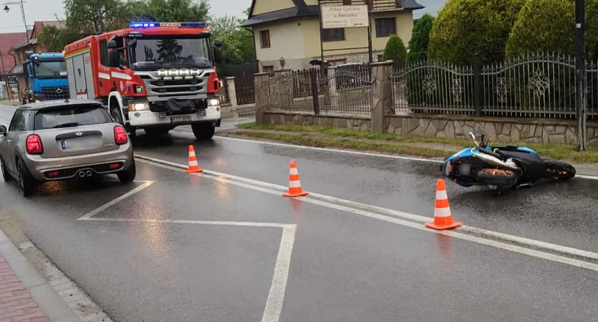 Zderzenie auta ze skuterem - jedna osoba trafiła do szpitala