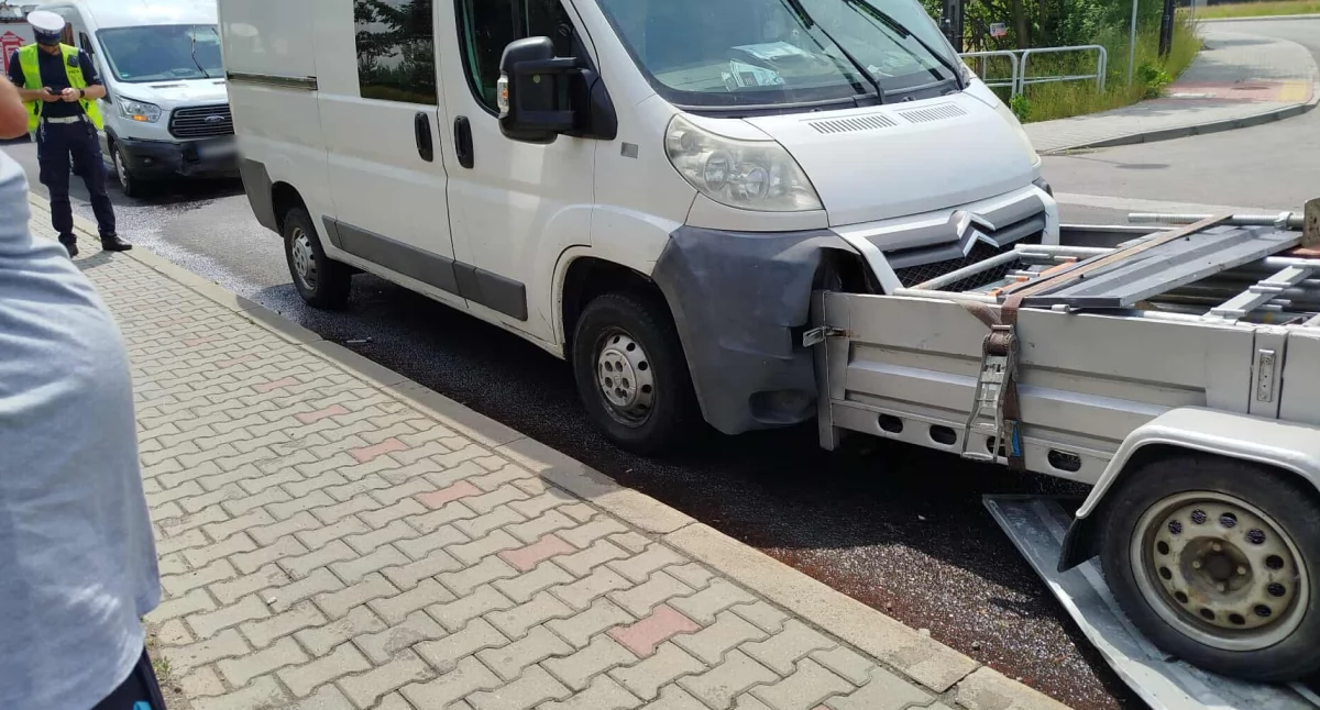 Kolizja na drodze wojewódzkiej nr 960 w Groniu – zderzyły się trzy busy w tym jeden z przyczepką
