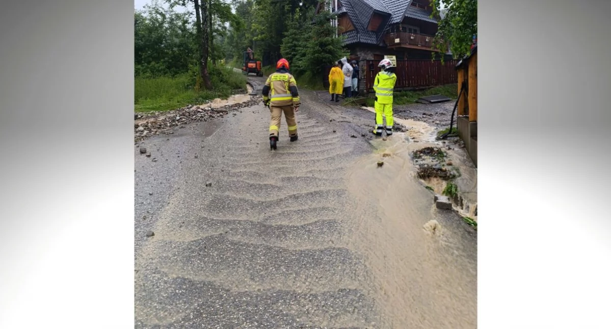 W Kościelisku zalana droga i osuwający się żwir – interweniują strażacy