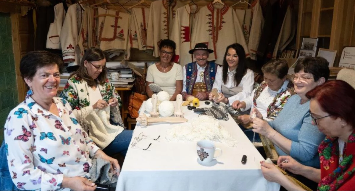 Sławne rękawice furmańskie - gratka dla miłośników przestrzennego tkactwa w regionie pienińsko-gorczańskim